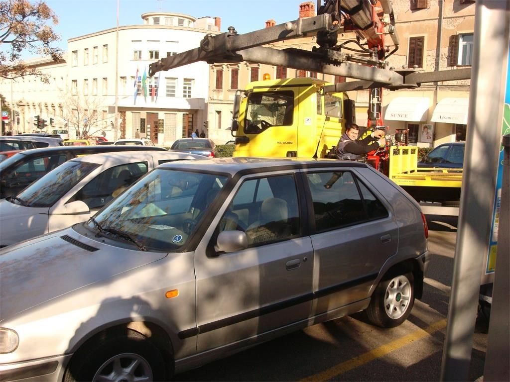 Pijan nasrnuo na djelatnike 'Pauka' koji su dizali nepropisno parkiran automobil